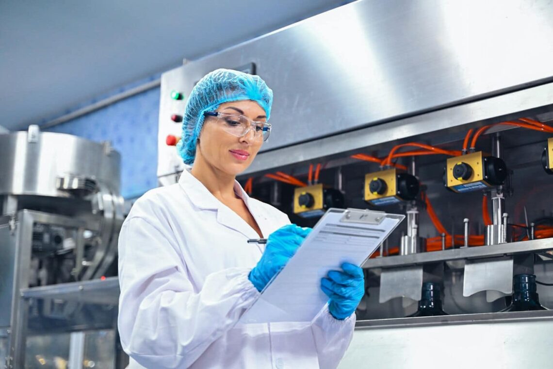 kobieta w zakładzie produkcji spożywczej